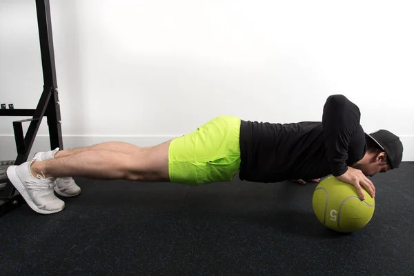 Joven Macho Forma Haciendo Flexiones Con Una Pelota Ejercicio Gimnasio —  Fotos de Stock