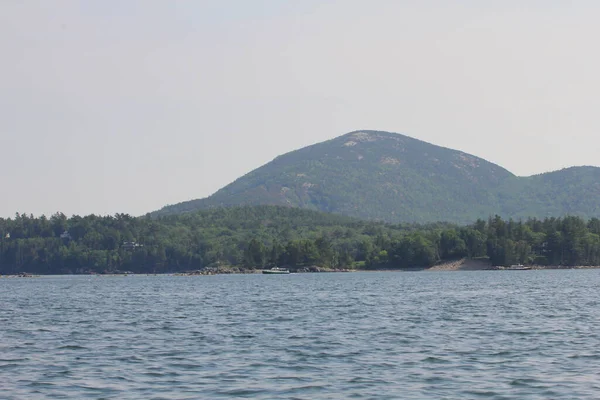 Приголомшливий Вид Море Лісистими Горами Горизонті — стокове фото