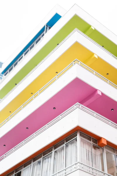 Plan Vertical Bâtiment Avec Des Balcons Colorés — Photo