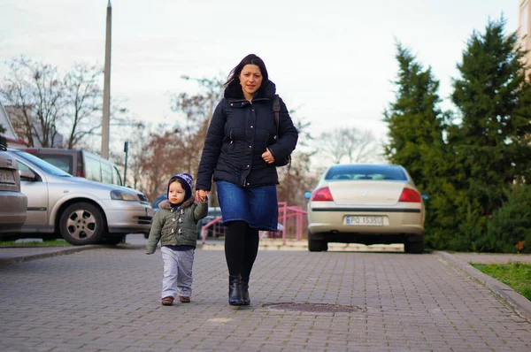 Poznan Polen Dec 2015 Vrouw Loopt Met Kind Hand Hand — Stockfoto