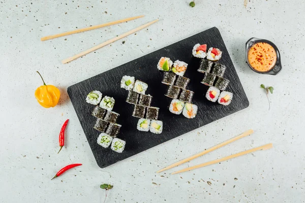 Överblick Över Olika Typer Sushi Serveras Granitskiva Med Sås Och — Stockfoto