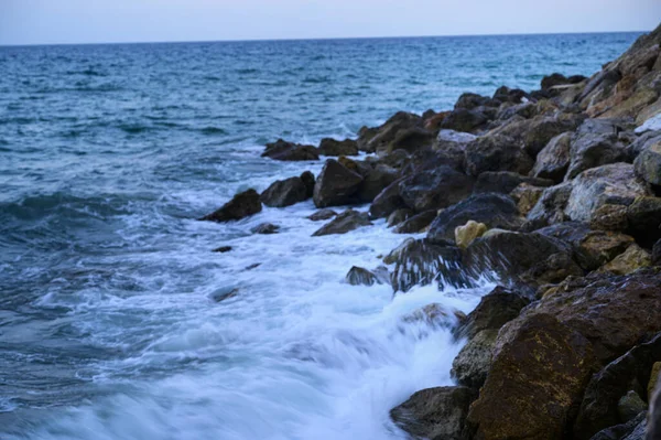 Een Schot Van Een Zee Met Stenen — Stockfoto