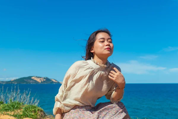 Genç Çekici Bir Asyalı Kadın Model Kumsalda Otururken Poz Veriyor — Stok fotoğraf
