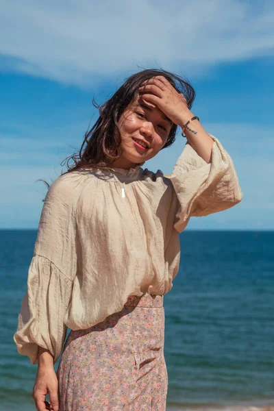 Sahilde Poz Veren Mutlu Bir Asyalı Kadının Dikey Çekimi — Stok fotoğraf