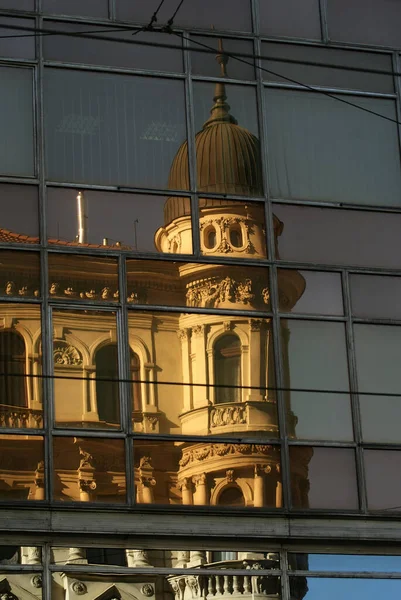 Tiro Vertical Reflexo Uma Capela Velha Vidro — Fotografia de Stock