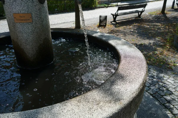 Wysokie Ujęcie Kąta Fontanny Wody Pitnej Małym Basenem Parku Publicznym — Zdjęcie stockowe