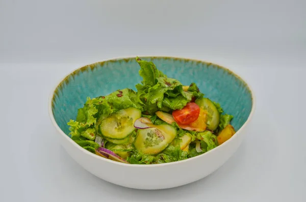 Een Close Shot Van Een Groentesalade Met Appelschijfjes — Stockfoto