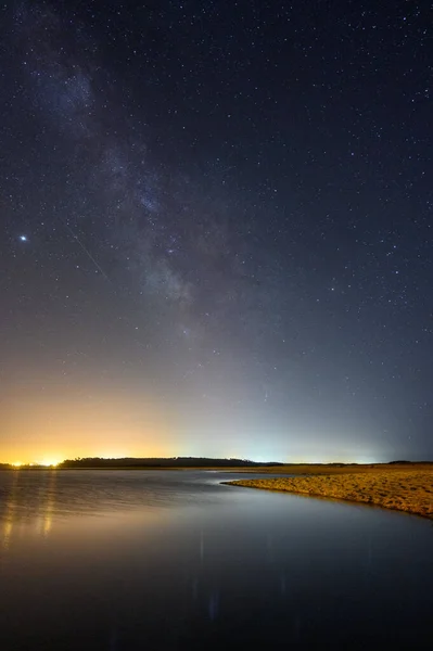 Krásný Vertikální Záběr Hvězdné Noční Oblohy Nad Mořem Ideální Pro — Stock fotografie
