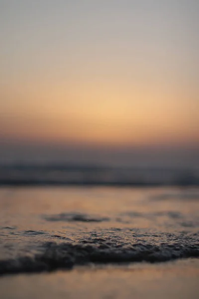 Selektiv Fokusbild Vågor Som Träffar Sandstrand Vacker Orange Solnedgång — Stockfoto