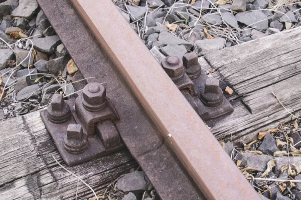 铁轨上生锈的螺栓的特写镜头 — 图库照片