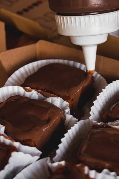 一垂直镜头的巧克力倒在巧克力蛋糕上 — 图库照片