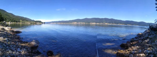 Tiro Panorâmico Lago Cercado Por Colinas — Fotografia de Stock