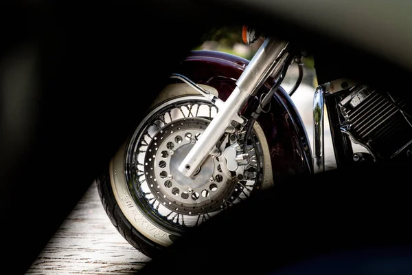 Tiro Seletivo Foco Uma Roda Preta Motocicleta Sob Luz Solar — Fotografia de Stock