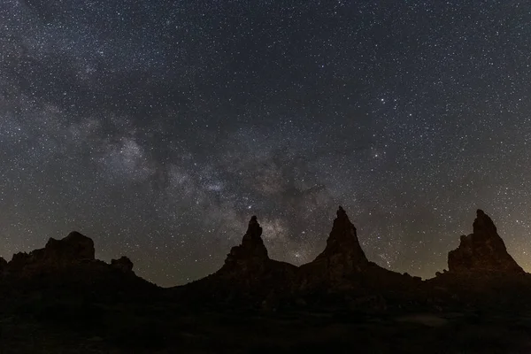 Hermosa Vista Trona Pináculos California Contra Cielo Nocturno Estrellado — Foto de Stock