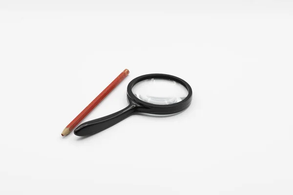 Nahaufnahme Einer Lupe Und Eines Bleistifts Auf Weißem Hintergrund — Stockfoto