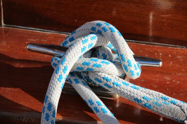 Tekne Yelkenlisini Bağlamak Için Ipe Yakın Çekim — Stok fotoğraf