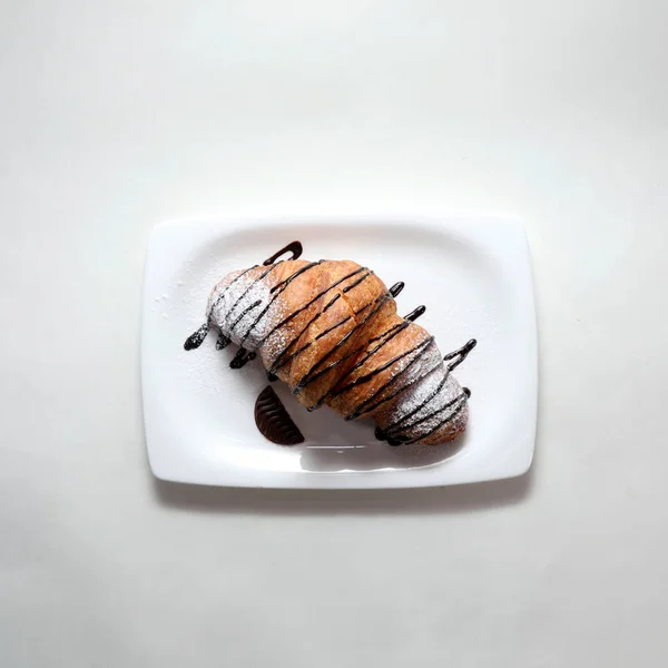 Egy Nagy Szögű Lövés Finom Croissant Csokoládéval Cukorporral — Stock Fotó