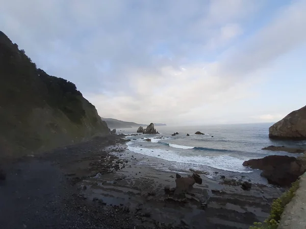 Ein Schöner Blick Auf Einen Strand Mit Großen Steinen Abend — Stockfoto