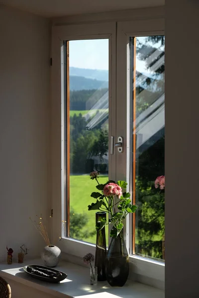 Een Verticaal Shot Van Een Vaas Met Bloemen Een Vensterbank — Stockfoto