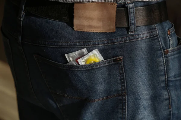 Een Close Shot Van Pakjes Condooms Een Jeans Zak — Stockfoto