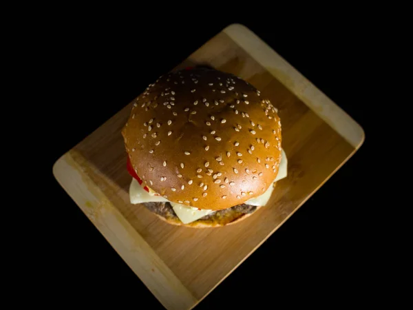 Высокий Угол Выстрела Гамбургера Подается Деревянной Поверхности — стоковое фото