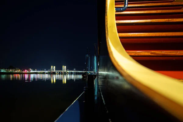 Μια Όμορφη Λήψη Ενός Ποταμού Νύχτα Από Μια Βάρκα — Φωτογραφία Αρχείου