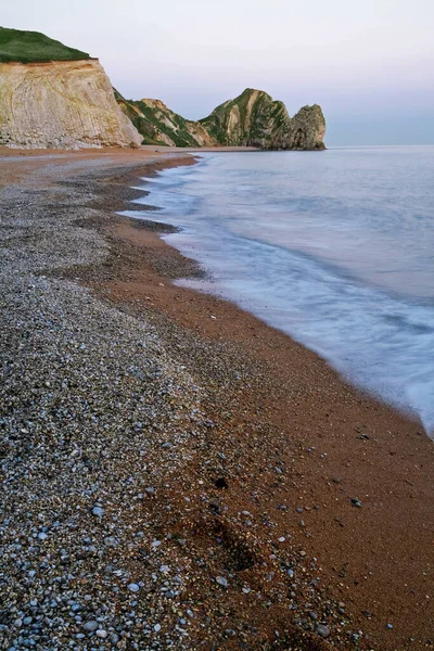 Μια Κάθετη Λήψη Των Βράχων Και Της Παραλίας Στο Ηλιοβασίλεμα — Φωτογραφία Αρχείου