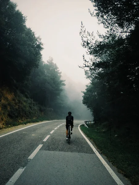 Eine Vertikale Aufnahme Einer Person Die Mit Dem Fahrrad Durch — Stockfoto