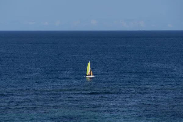海に浮かぶ帆船の空中ショット — ストック写真