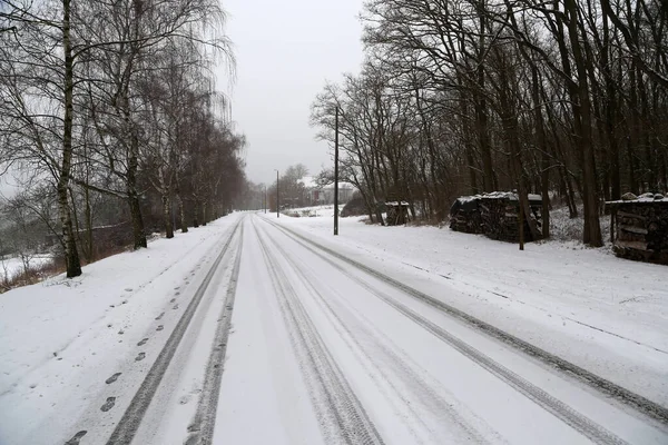 Hermoso Paisaje Cubierto Nieve Rodeado Árboles — Foto de Stock