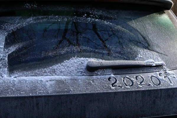 Знімок Автомобіля Вкритого Морозом Написом 2020 Рік — стокове фото