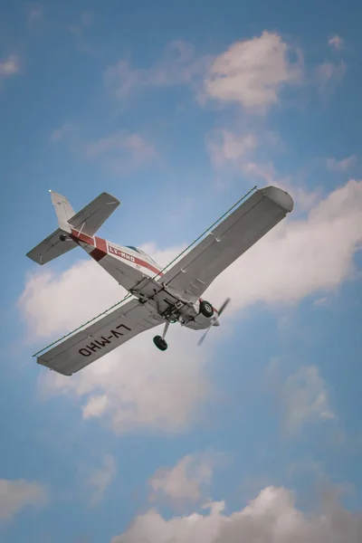 Вертикальный Низкоугольный Снимок Легкого Самолета — стоковое фото