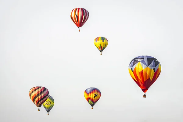 Μια Βολή Χαμηλής Γωνίας Αερόστατων Στον Λευκό Ουρανό — Φωτογραφία Αρχείου