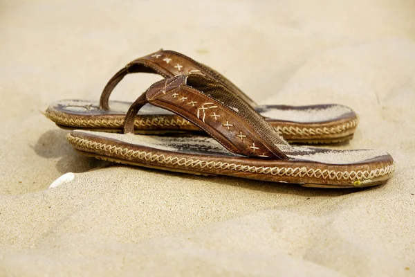 Een Close Shot Van Bruine Leren Sandalen Wit Zand — Stockfoto