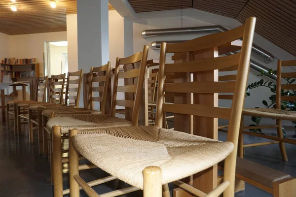 Eine Nahaufnahme Einer Reihe Von Holzstühlen Mit Bestickten Sitzen — Stockfoto