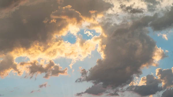 白い雲を突き抜ける太陽と共に 日没時の劇的な空 — ストック写真