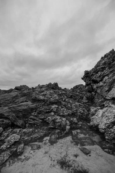 Kayalık Bir Dağın Dikey Gri Tonlu Görüntüsü — Stok fotoğraf
