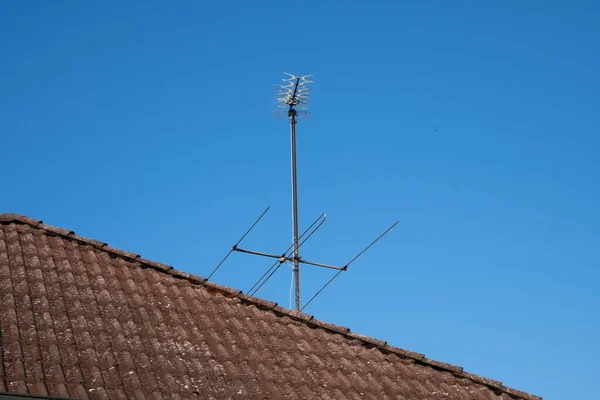 Una Antena Techo Bajo Cielo Azul — Foto de Stock