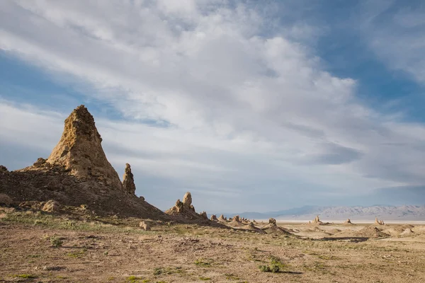 Bulutlu Gökyüzüne Karşı Kaliforniya Daki Trona Tepeleri Nin Güzel Manzarası — Stok fotoğraf