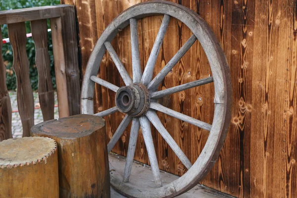 Una Vieja Rueda Vagón Oxidada Apoyada Una Pared Madera —  Fotos de Stock