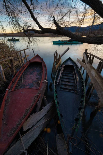 湖上一只红蓝相间的老船的垂直镜头 — 图库照片