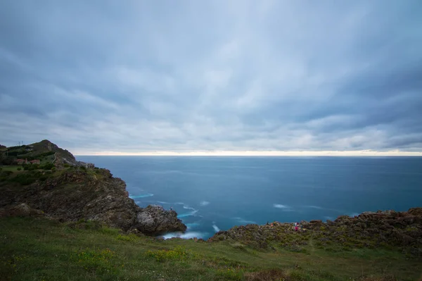 Hermoso Paisaje Salpicaduras Olas Marinas Con Acantilados Rocosos Bajo Cielo —  Fotos de Stock