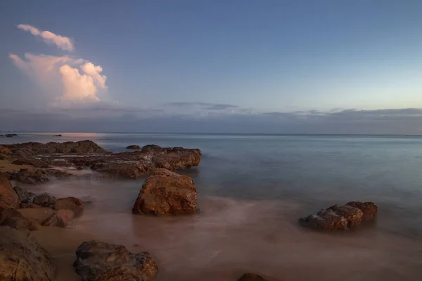 Uma Bela Vista Uma Praia Com Grandes Pedras Noite — Fotografia de Stock