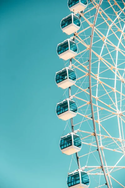 Vertical Low Angle Shot Side Ferris Wheel Sky Background — Stock Photo, Image