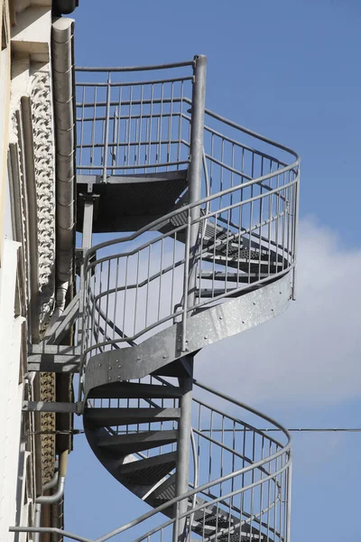 Eine Vertikale Aufnahme Einer Externen Stahltreppe Einer Alten Hausfassade — Stockfoto