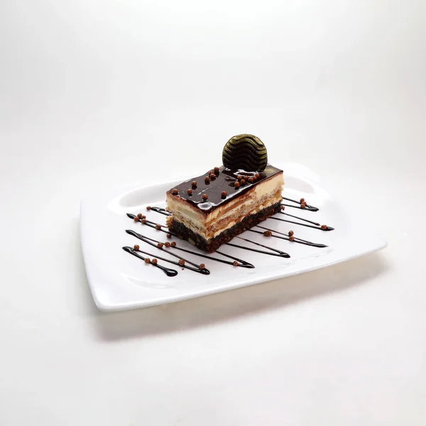 Närbild Bit God Choklad Cheesecake Platta Isolerad Vit Bakgrund — Stockfoto