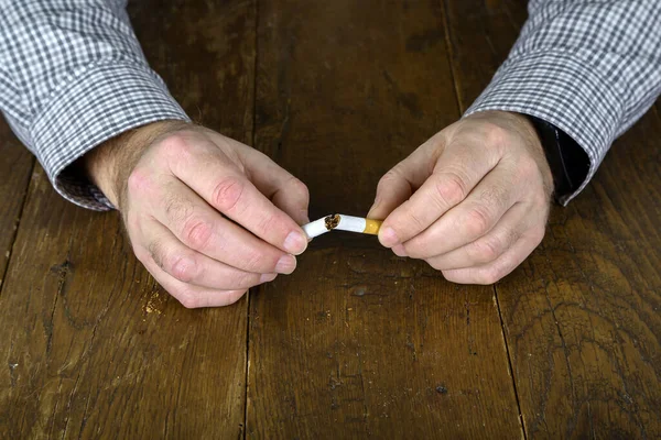 Een Close Shot Van Een Gebroken Sigaret Handen Van Een — Stockfoto