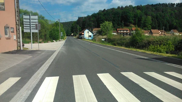 Largo Camino Asfalto Recto Vacío Una Ciudad Con Árboles Fondo — Foto de Stock