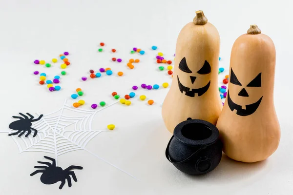 Een Shot Van Halloween Pompoenen Gekleurde Hagelslag Een Witte Achtergrond — Stockfoto