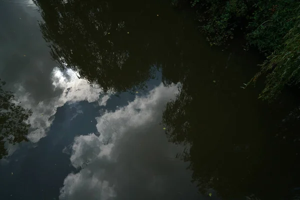 Une Belle Vue Dessus Ciel Qui Reflète Dans Eau — Photo